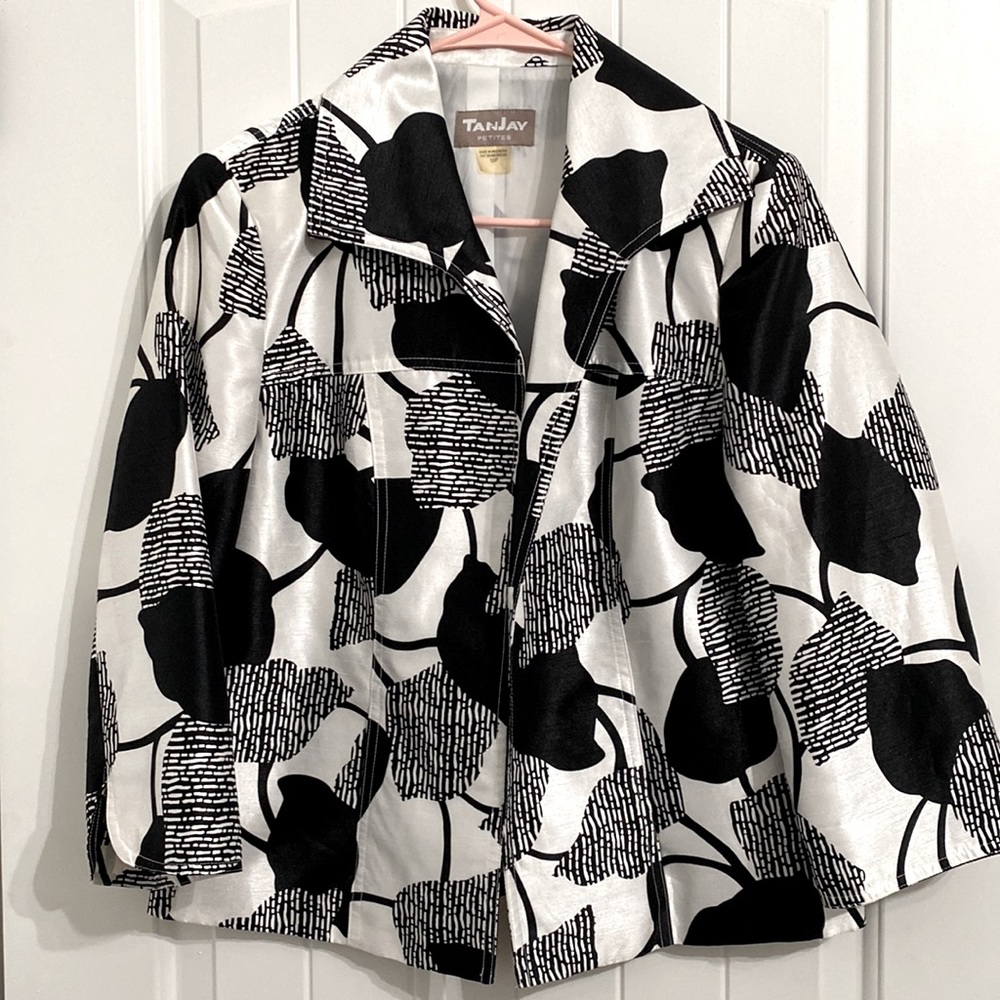 Lovely jacket has no hardware for closure and is a size 10P